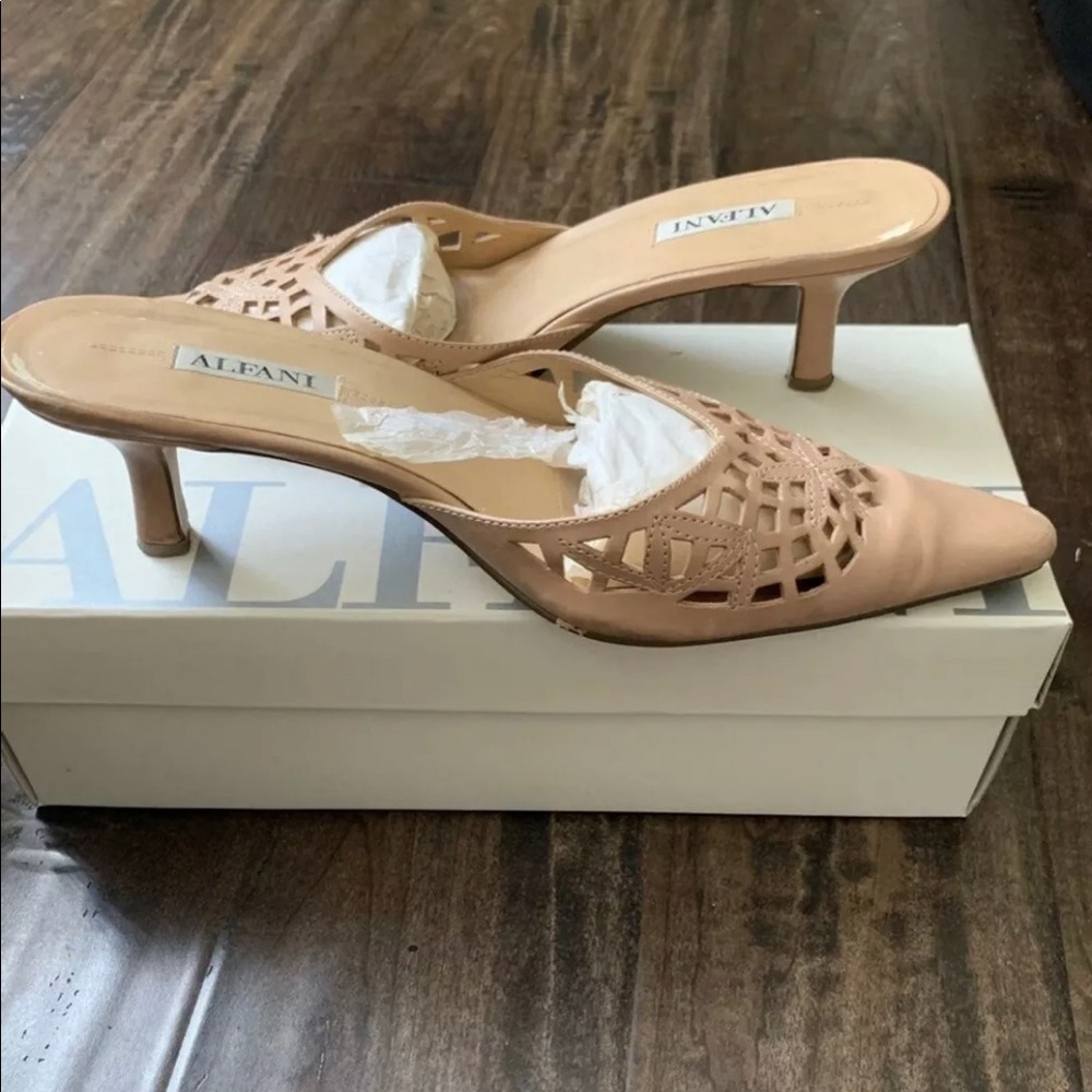 Alfani Heels Sz 8 Beige Pointed Toe Leather Upper